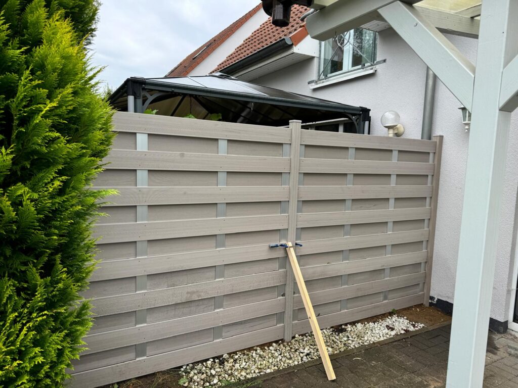 Moderner Sichtschutzzaun im Garten